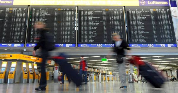 Foto: Viajeros en el aeropuerto de Barajas (Efe)