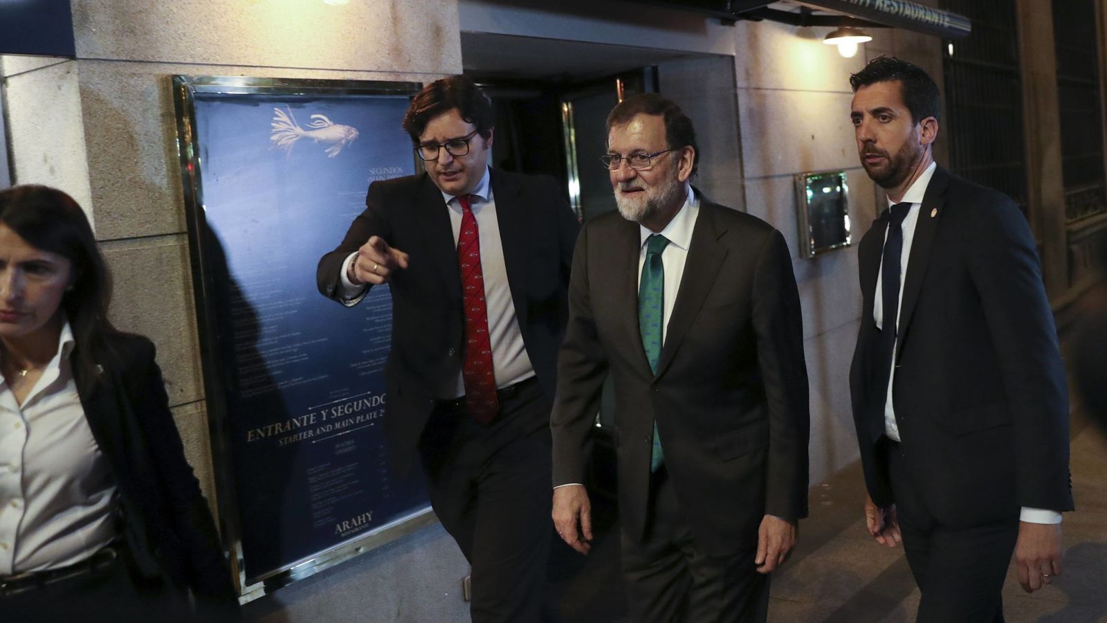 Foto: Mariano Rajoy, a su salida del restaurante en el que ha seguido la sesión de tarde del debate de la moción de censura. (Reuters)