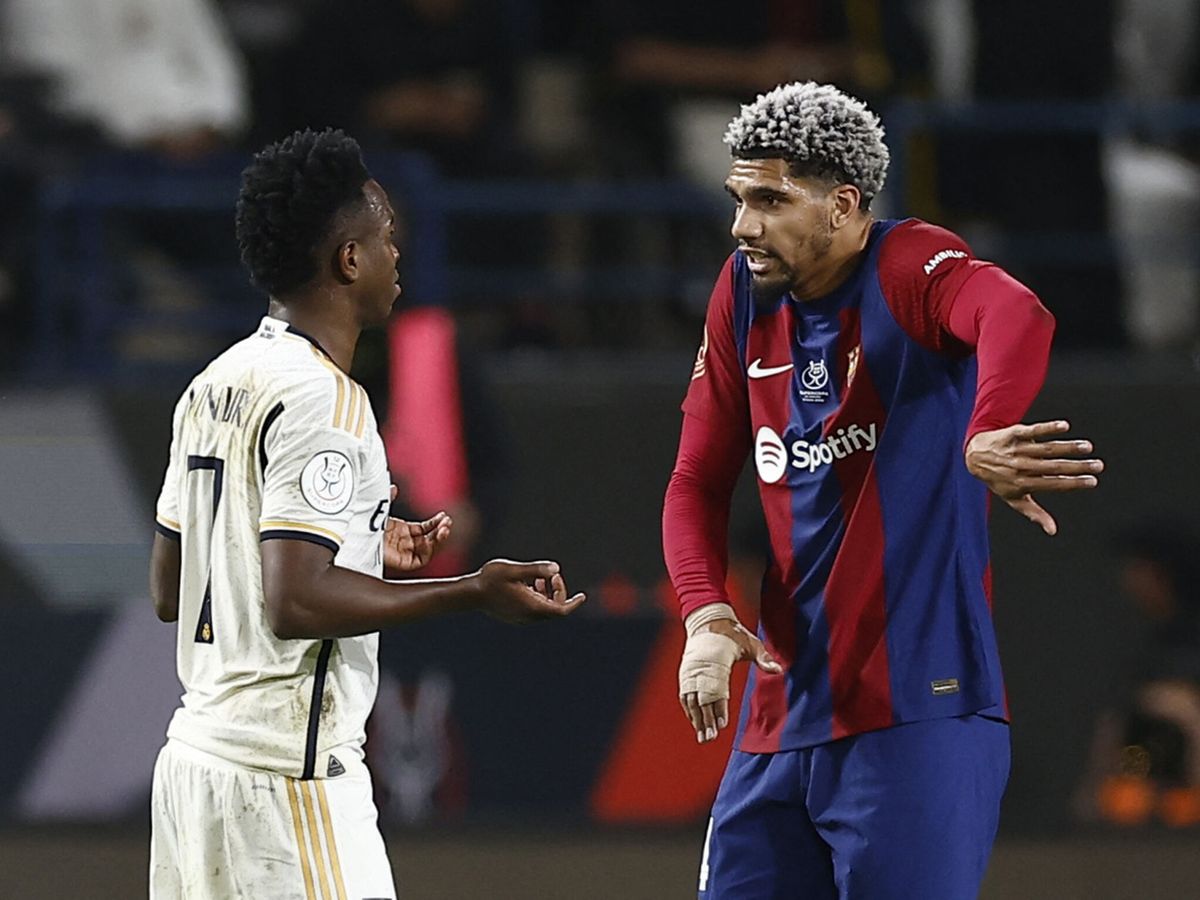 Foto: Araújo y Vinícius discuten acerca del penalti. (Reuters/Juan Medina)