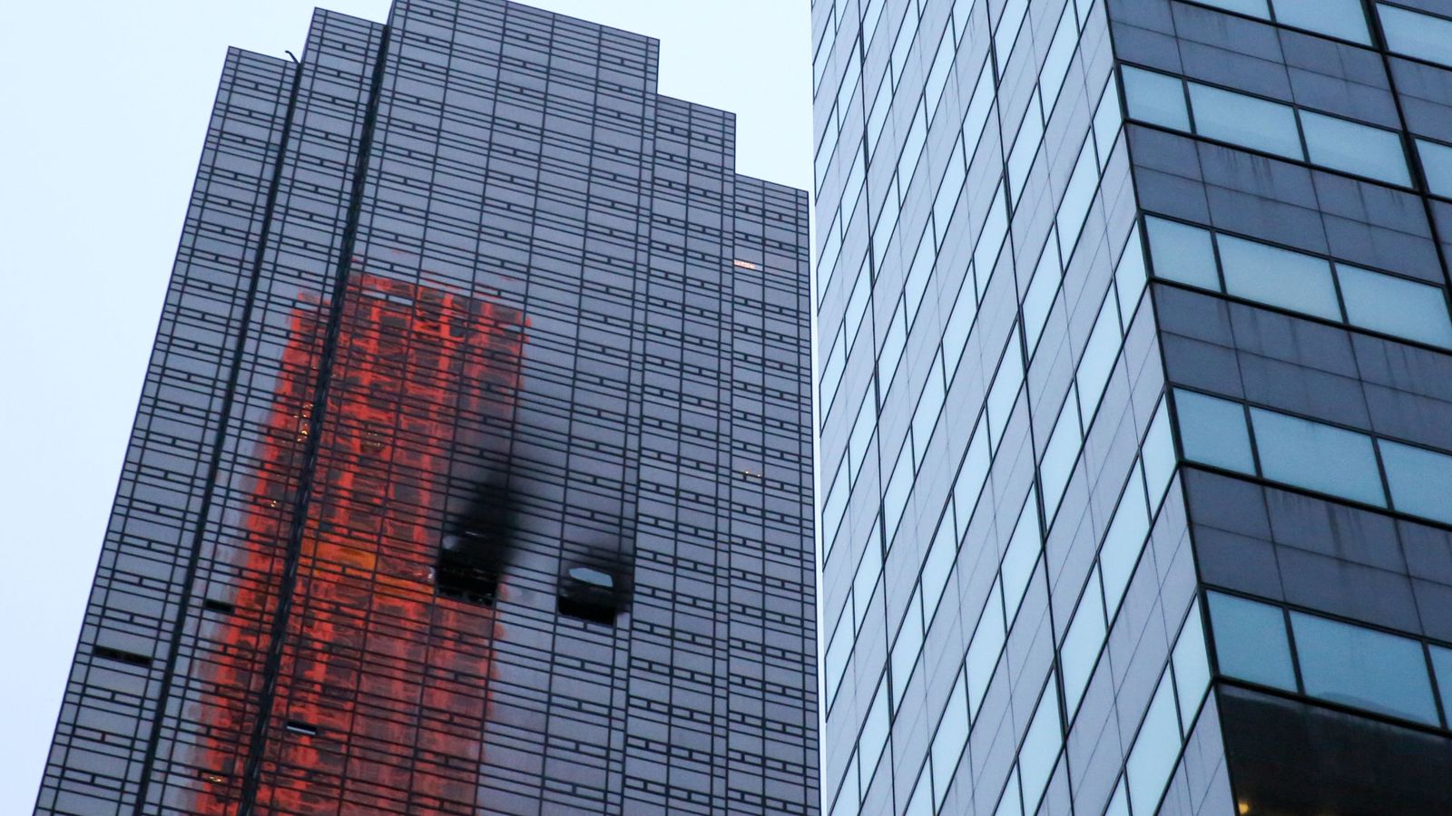 Foto: Exterior de la Torre Trump tras el incendio en la planta 50. (Reuters)