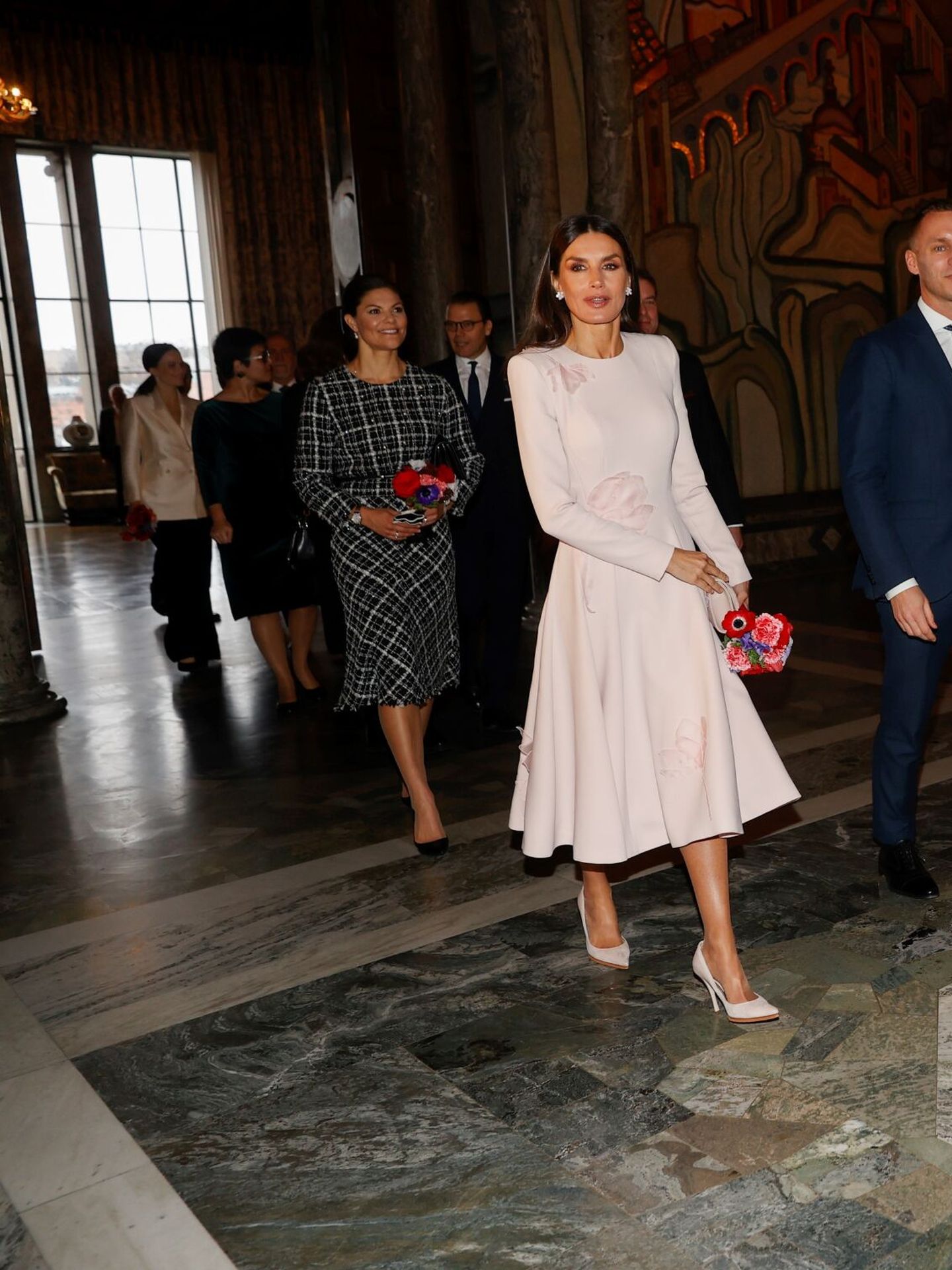 La reina Letizia, seguida por la princesa Victoria, en el ayuntamiento. (EFE/Juanjo Martín)