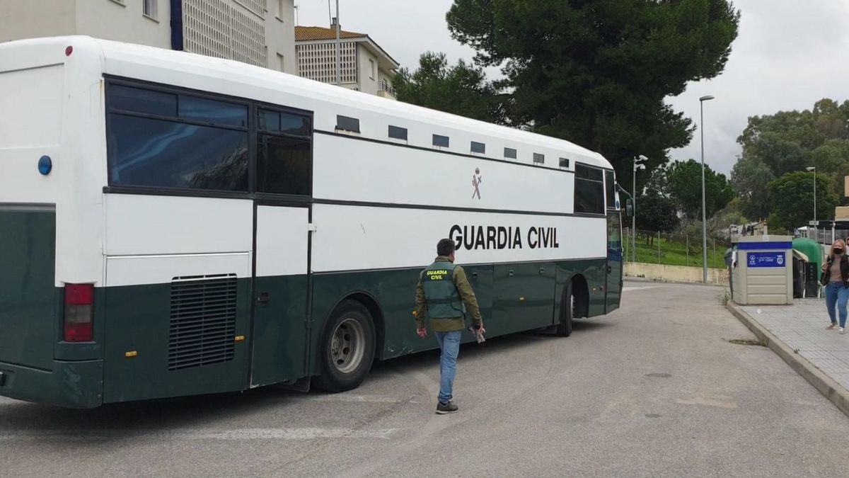 Detenidos en una macroredada en Huelva pasan horas en un autocar-calabozo