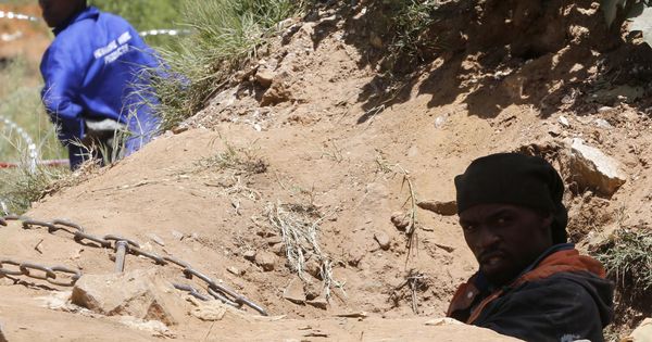 Foto: Un minero ilegal sale de un agujero de ventilación en una mina abandonada en Benoni, en 2014. (Reuters)