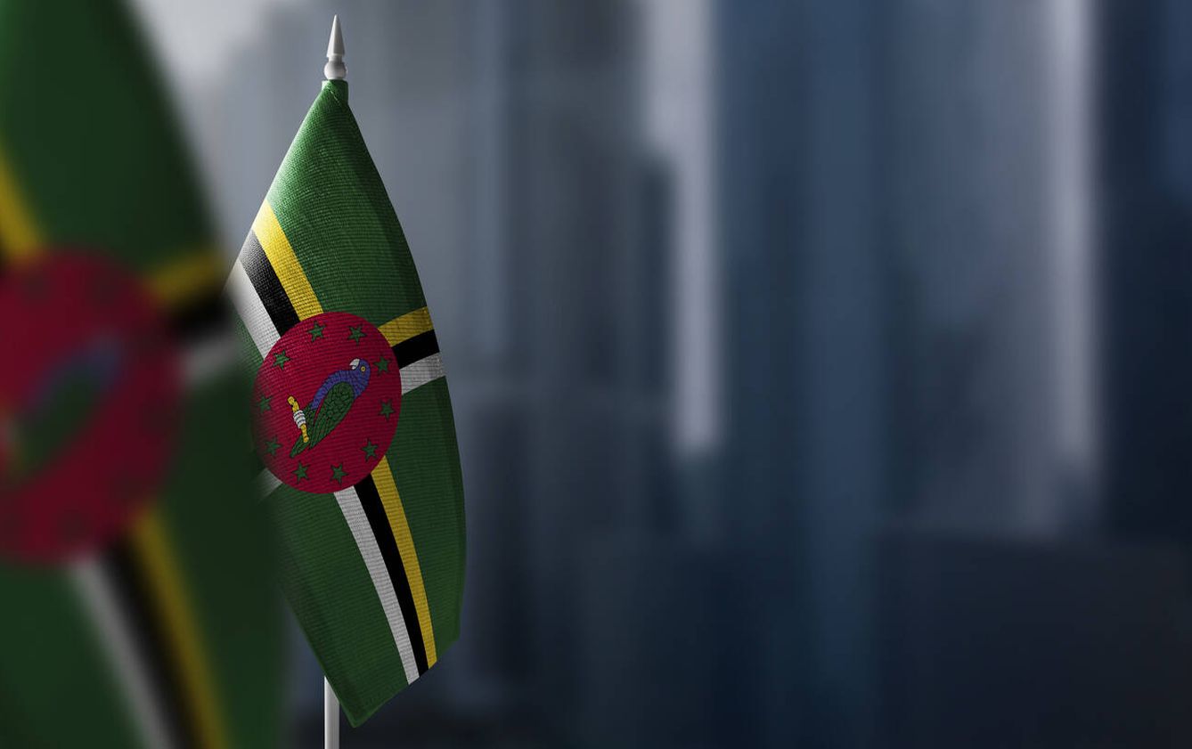 Bandera de Dominica, con su loro morado. (iStock)