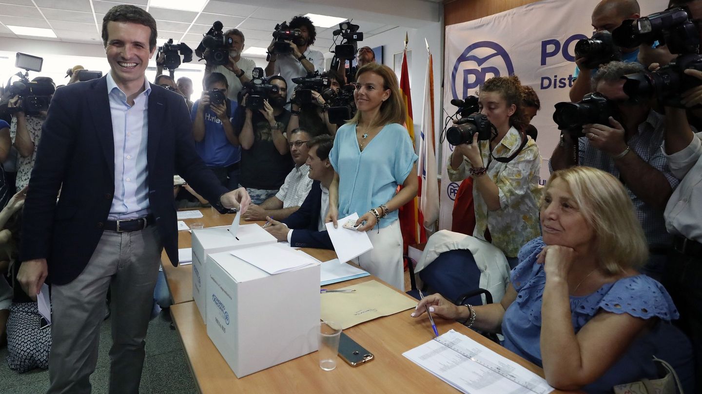El candidato a la presidencia del PP, Pablo Casado, vota en la agrupación del barrio de Salamanca en Madrid. (EFE)