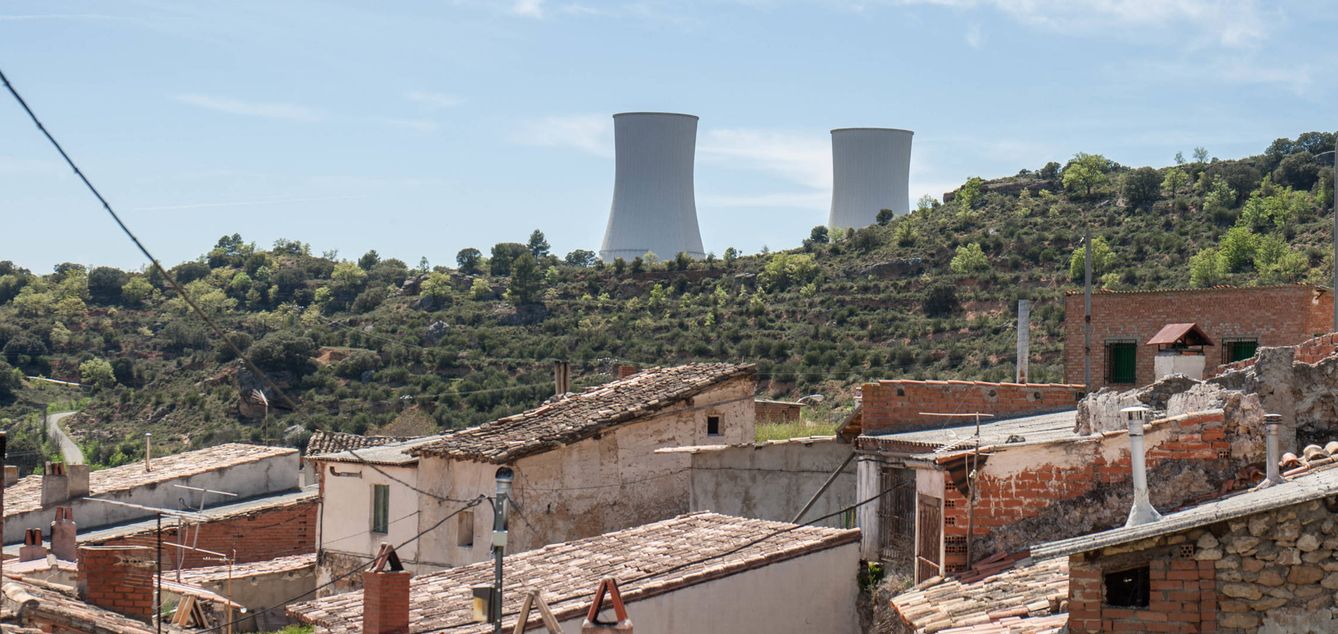 El pueblo de Trillo, con las chimeneas de la central nuclear de fondo. (D. B.)