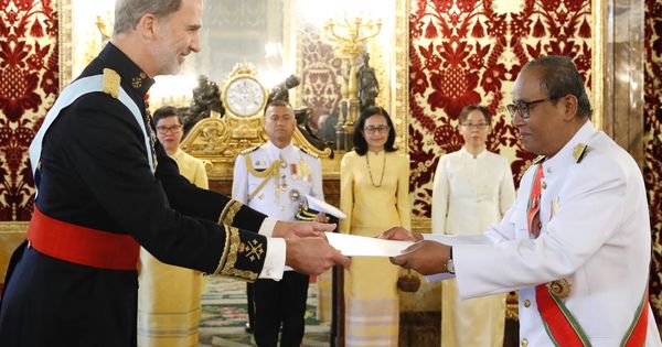 Foto: El Rey recibe la Carta Credencial de manos del embajador del Reino de Tailandia, Krerkpan Roekchamnong. (Casa de S.M. el Rey)