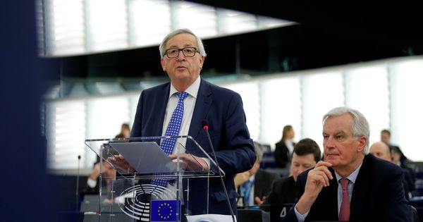 Foto: Michel Barnier escucha a Juncker durante su comparecencia en el Parlamento Europeo, en Estrasburgo. (Reuters) 