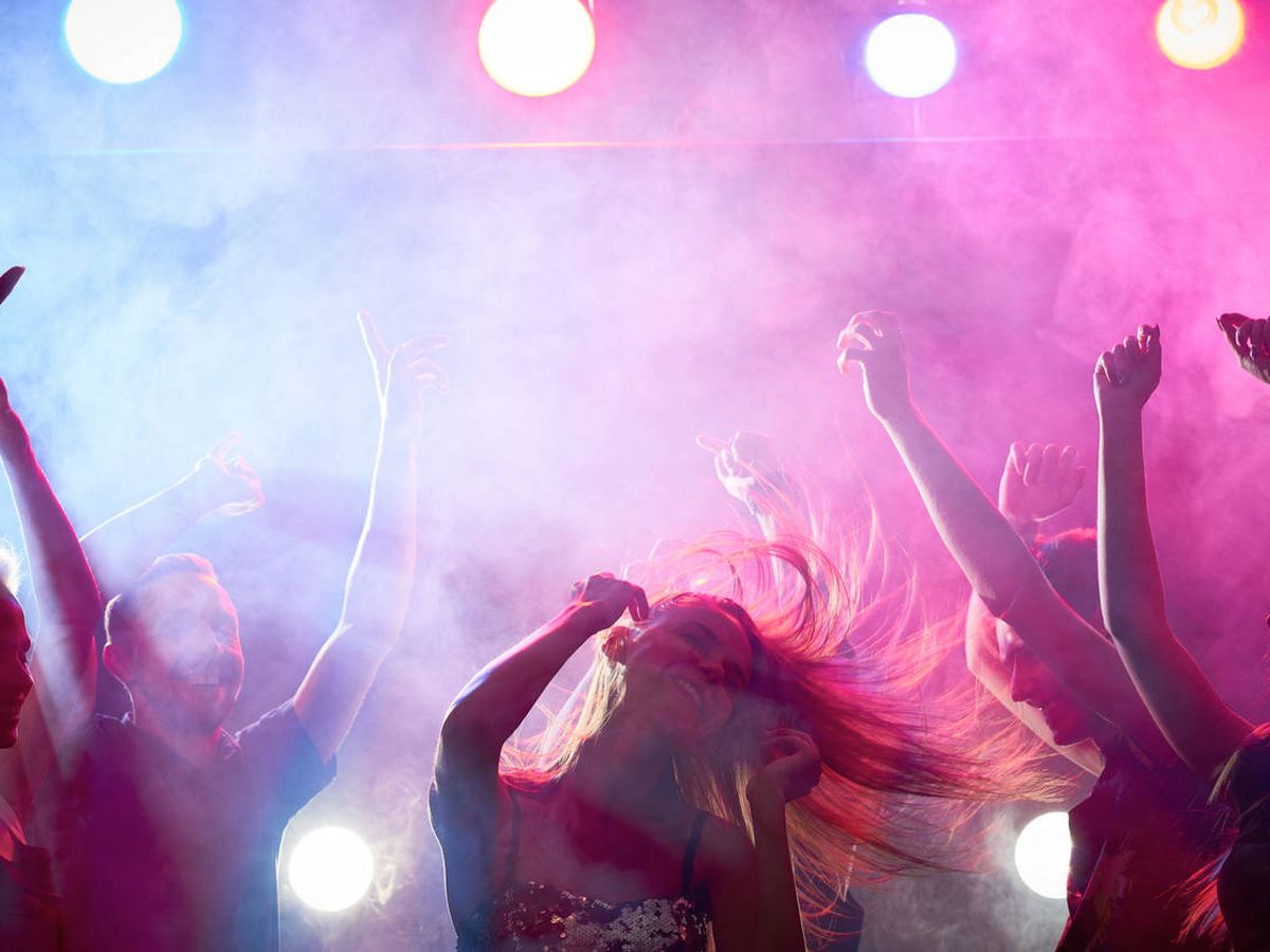 Foto: Una chica baila en la discoteca. (Cedida)