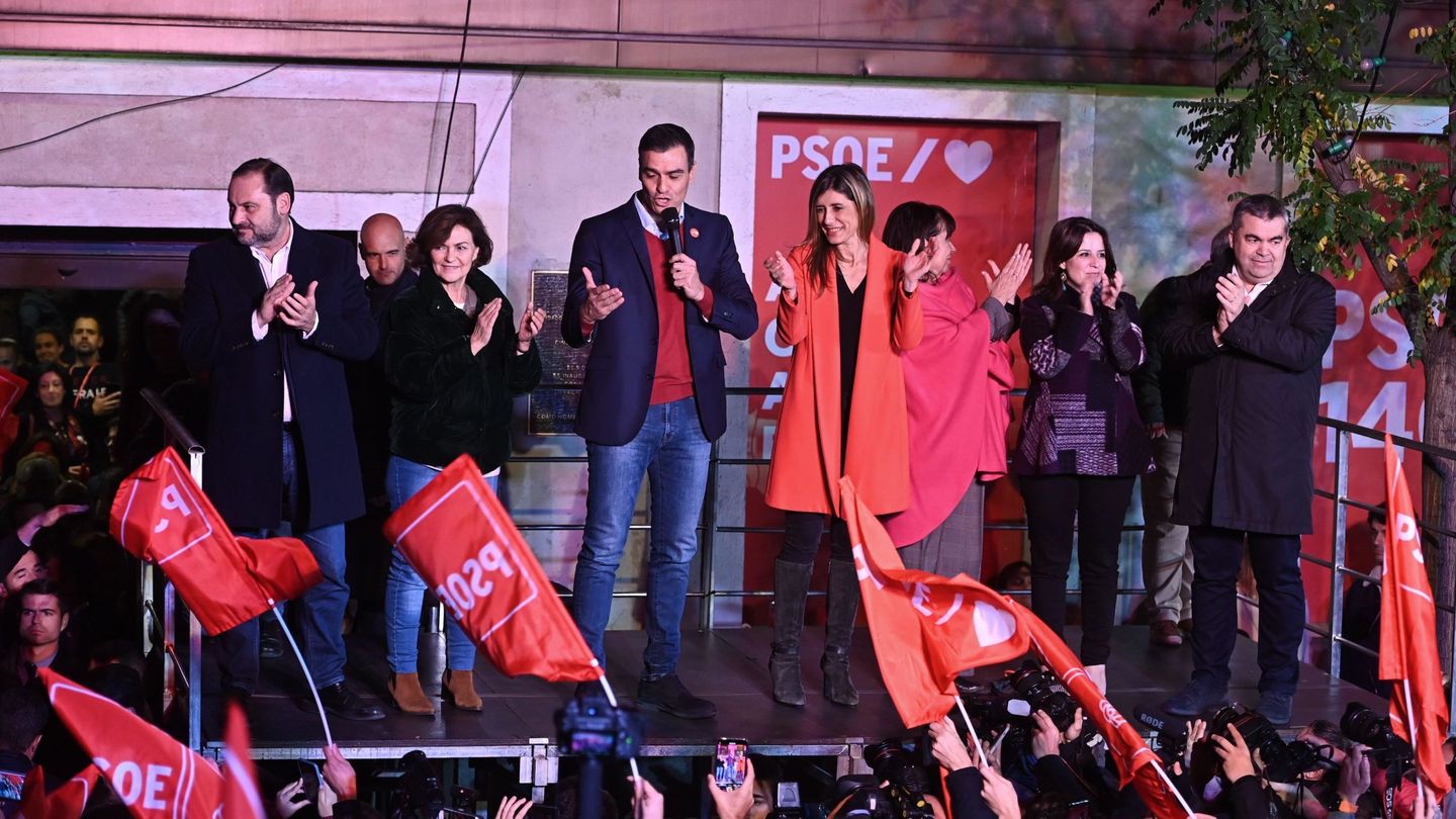 El líder del PSOE Pedro Sánchez, junto a Begoña Gómez, Adriana Lastra, Carmen Calvo, José Luis Ábalos y Cristina Narbona, en Ferraz. (EFE)