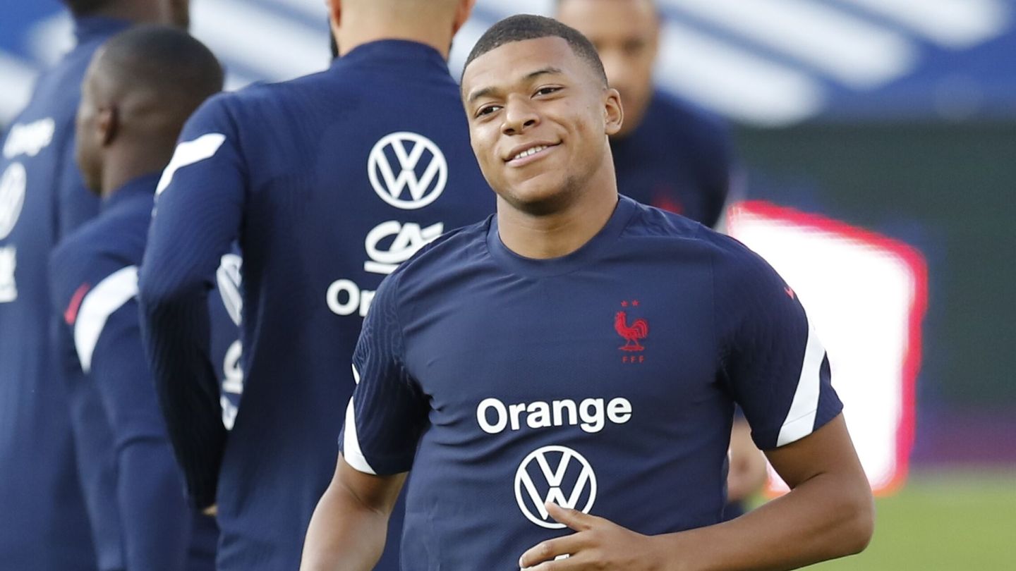 Soccer Football - World Cup - UEFA Qualifiers - France  training - Meinau Stadium, Strasbourg, France - August 31, 2021 France's Kylian Mbappe during training REUTERS Gonzalo Fuentes