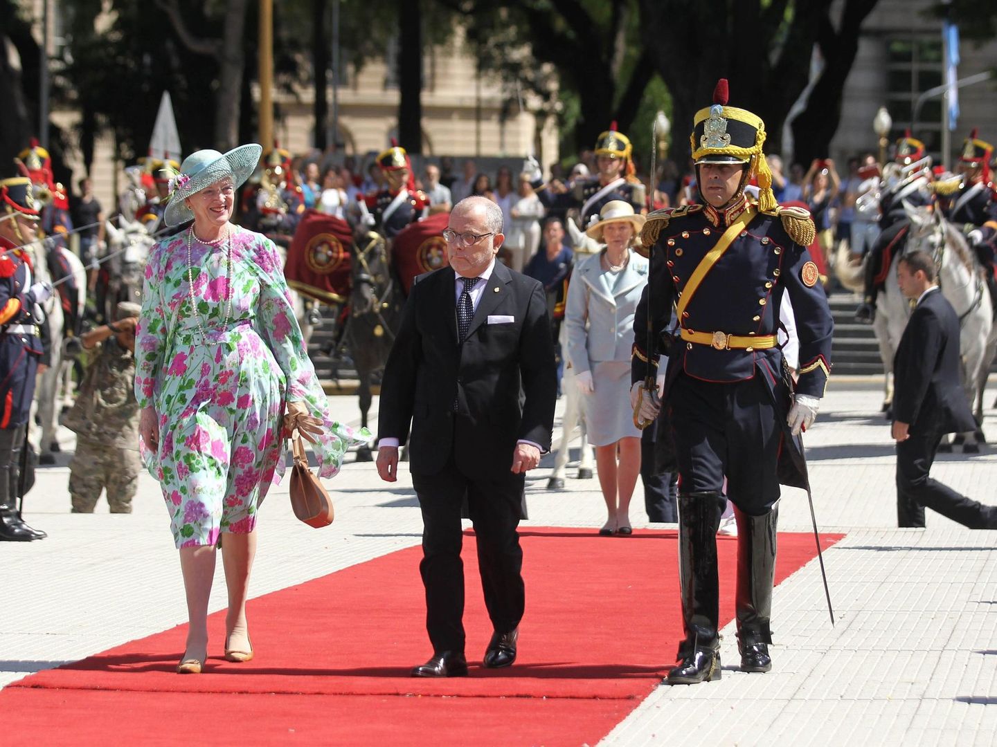 La reina Margarita comienza su visita de Estado a Argentina con la ofrenda a San Martín. (EFE)