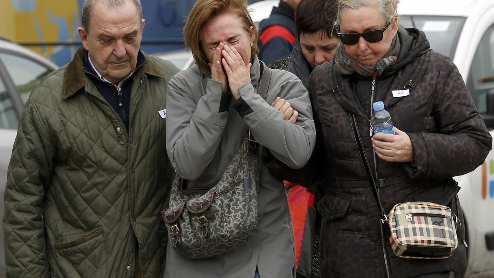 Foto: Un familiar de una de las víctimas del accidente de avión de Francia (REUTERS)