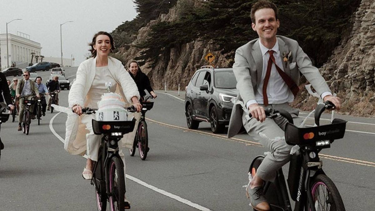 Un paseo en bicicleta, un vestido de novia minimal y una boda frente al mar