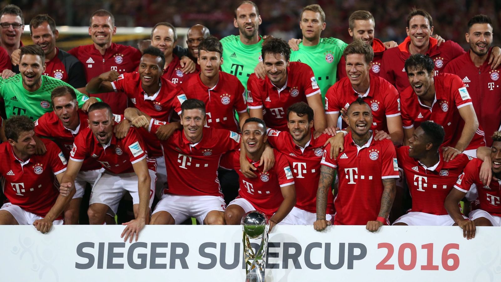Foto: Los jugadores del Bayern posando con el trofeo. (Ina Fassbender/EFE)