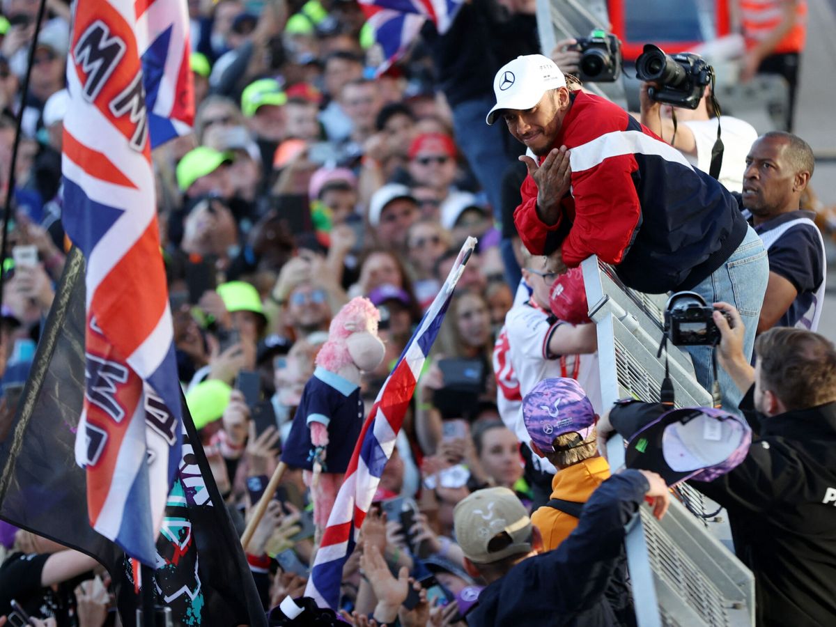Foto: Lewis Hamilton con sus enfervorizados fans en Silverstone (REUTERS/Molly Darlington)