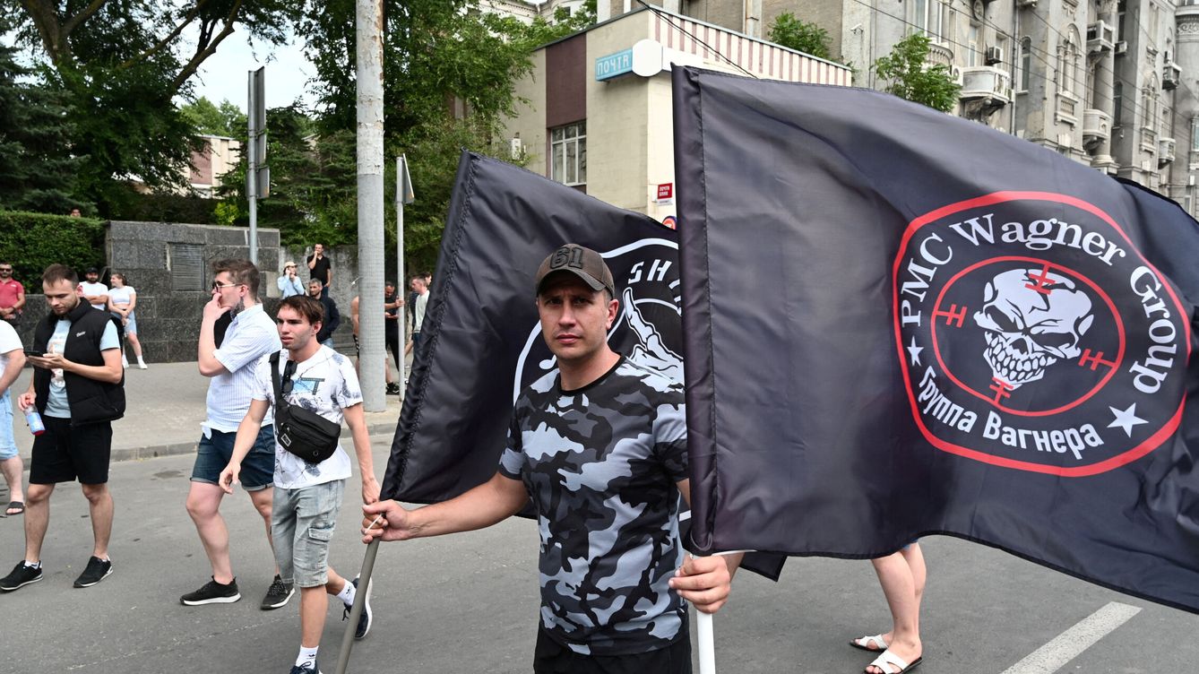 Foto: Un fan del grupo de mercenarios Wagner el pasado 24 de junio en la ciudad de Rostov-on-Don, Rusia. (Reuters)