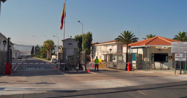 Foto: Entrada de la Escuela Militar de Paracaidismo Méndez Parada, en Alcantarilla (Murcia).