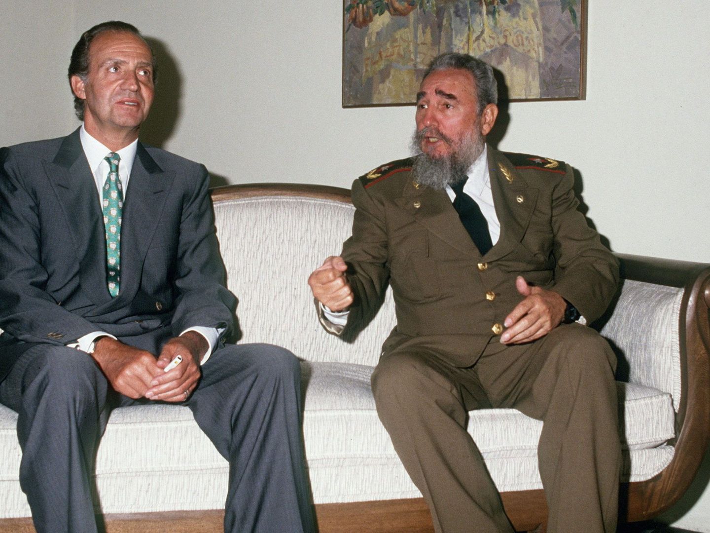 El rey Juan Carlos, con Fidel Castro en 1991 en Guadalajara, México. (EFE)