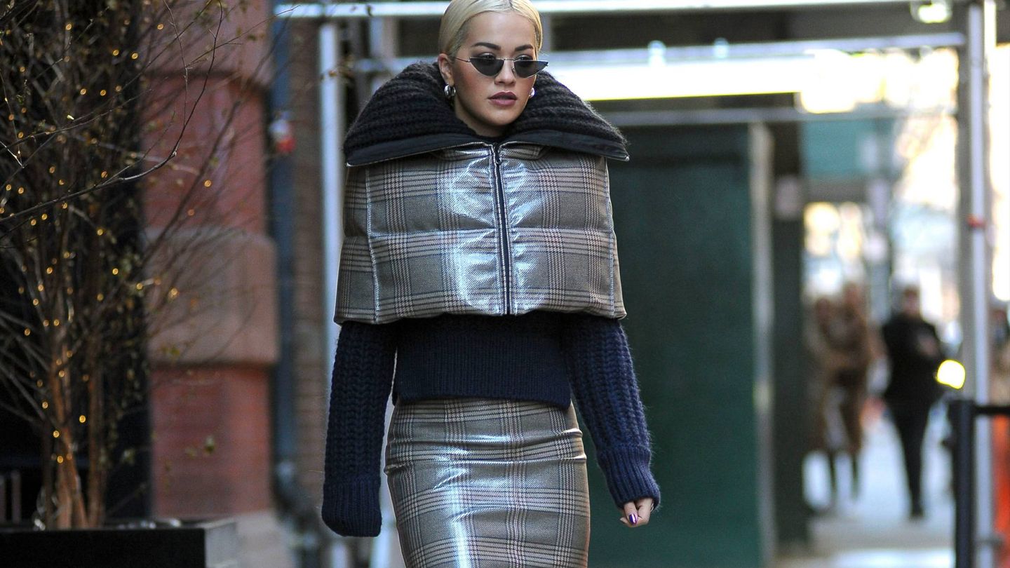 El primer outfit de Rita Ora con minicapa fluffy de Fendi. (Cordon Press)