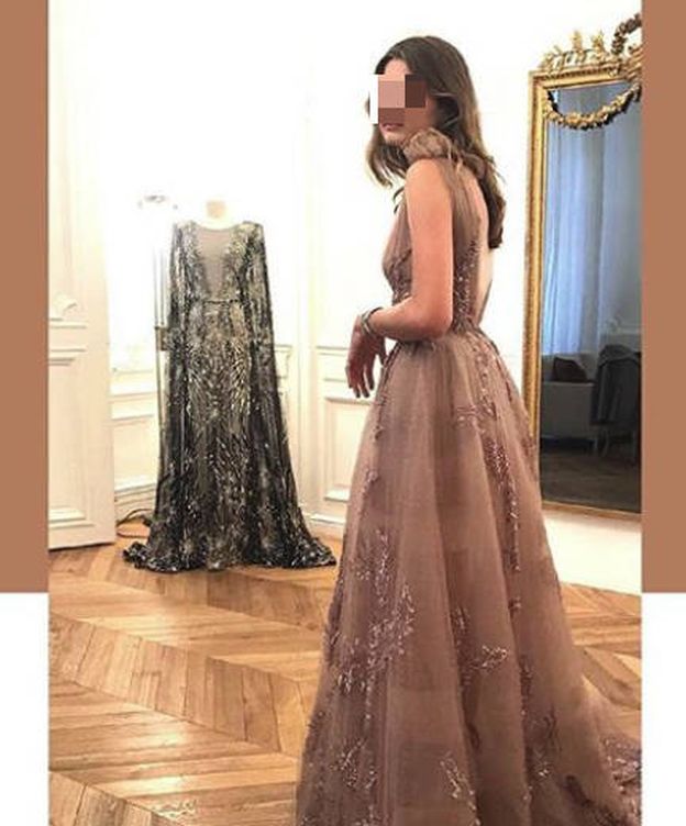 Foto: Amina Martínez de Irujo probándose su vestido. (Instagram)
