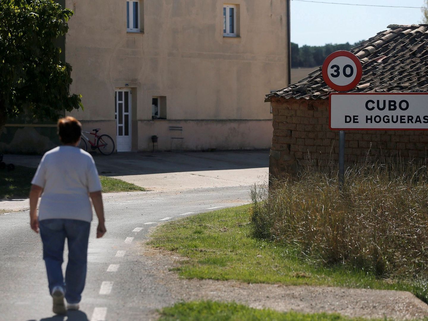 Una mujer camina en solitario en Cubo de Hogueras, Soria. (EFE)