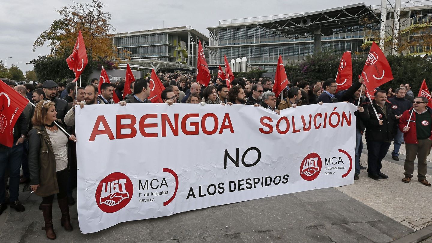 Trabajadores de Abengoa, en 2016 en Sevilla. (EFE)