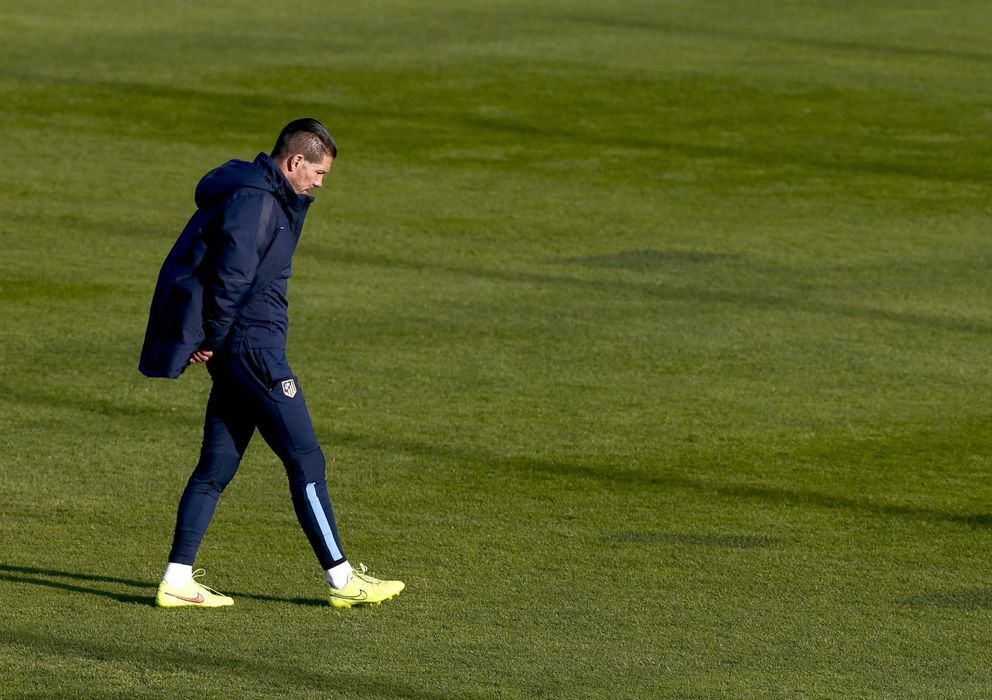 Foto: Simeone, pensativo durante un entrenamiento del Atlético de Madrid (EFE)