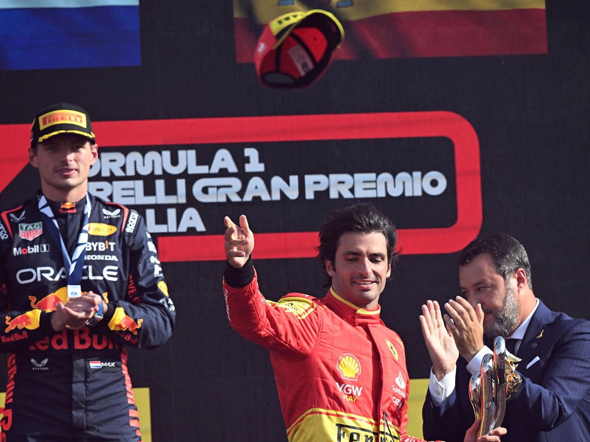 Foto: Carlos Sainz celebra con los 'tifosi' su podio junto al ganador, Max Verstappen. (EFE/Daniel Dal Zennaro)