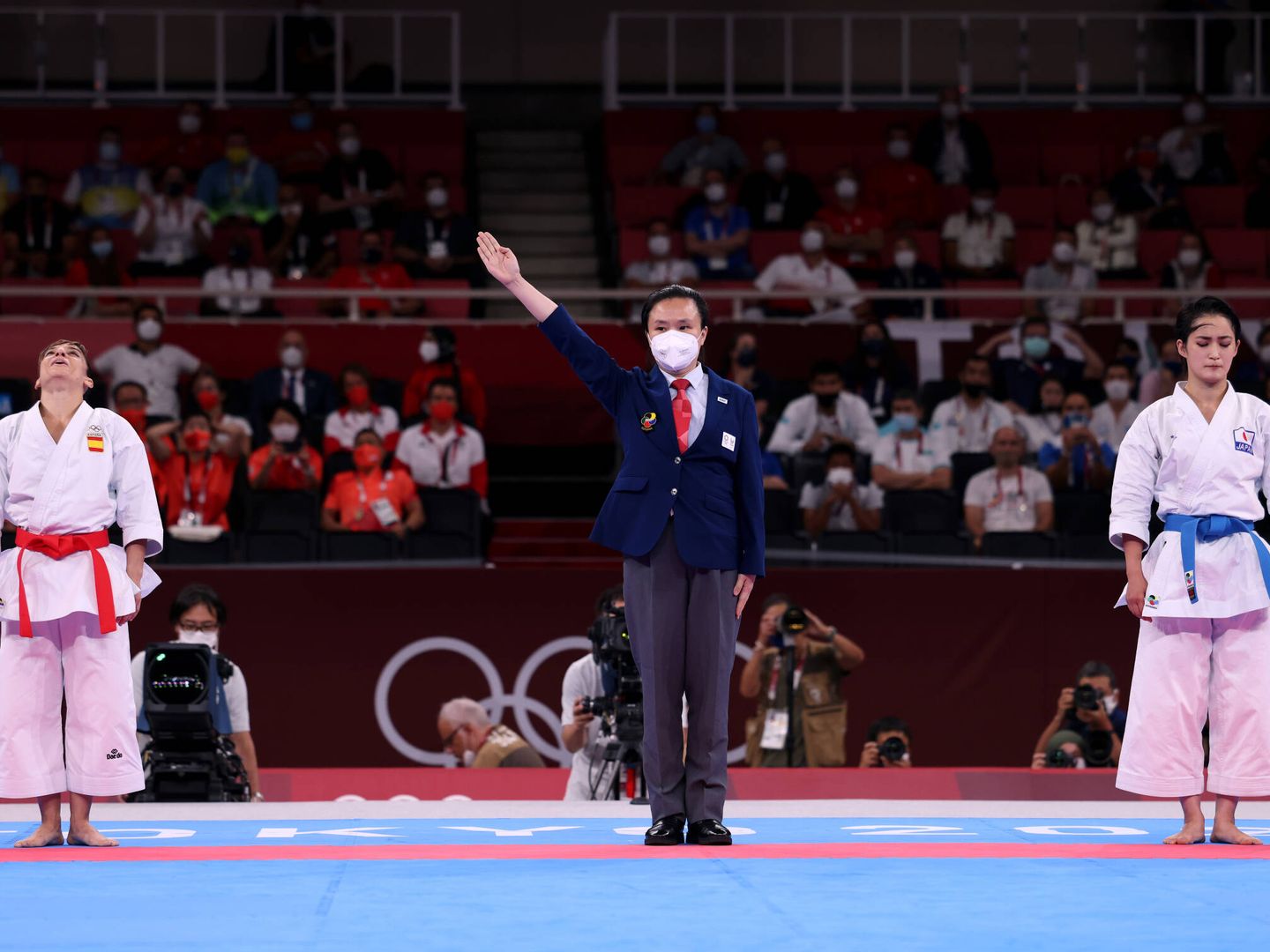 El árbitro señala a Sandra Sánchez como la ganadora del oro en Tokio 2020. (Getty)
