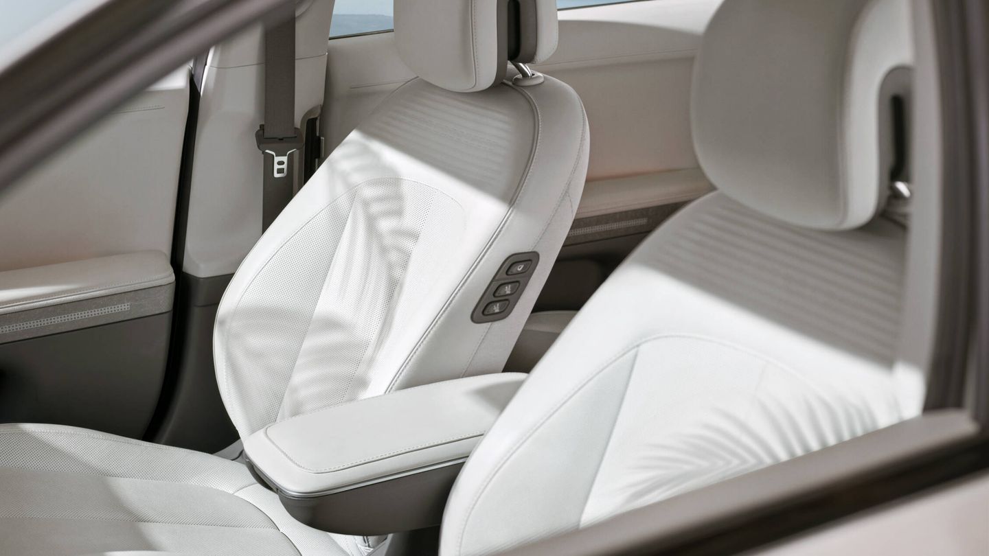 Los asientos son muy cómodos y sujetan bien. Contribuyen al alto nivel de confort del coche.