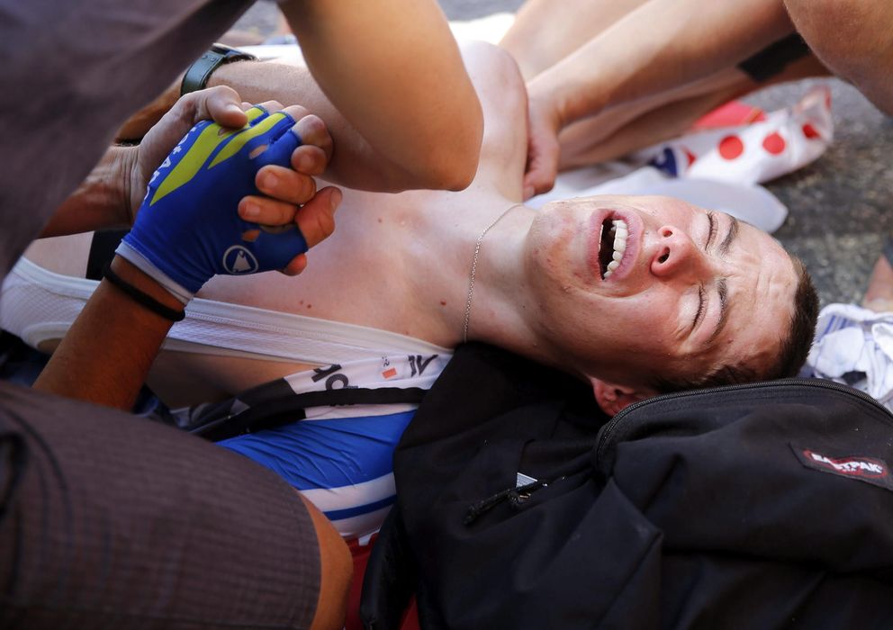 Foto: David de la Cruz tras sufrir la caída en la que se rompió la clavícula (Efe).