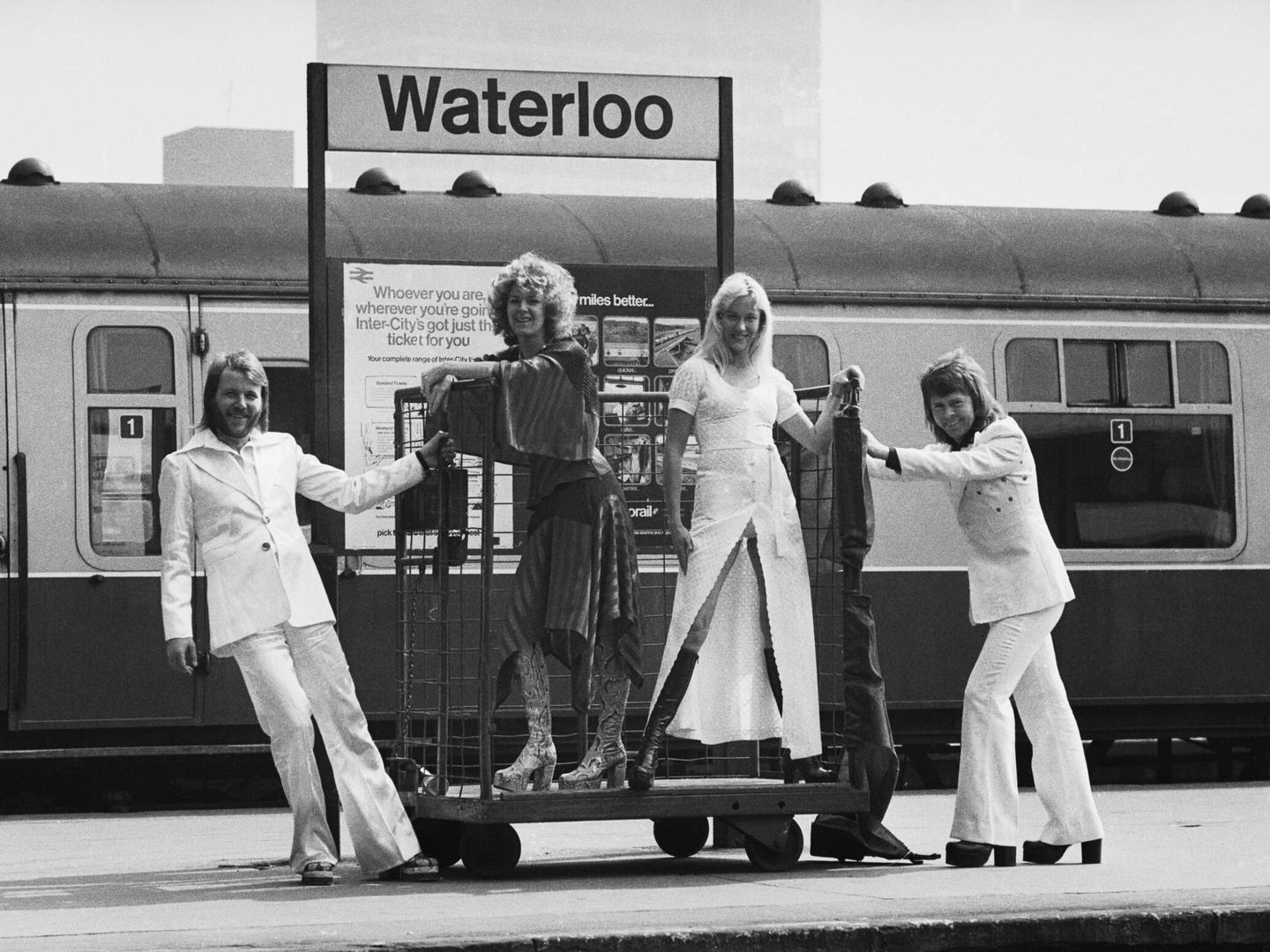 ABBA, posando en la estación de Waterloo. (Getty)