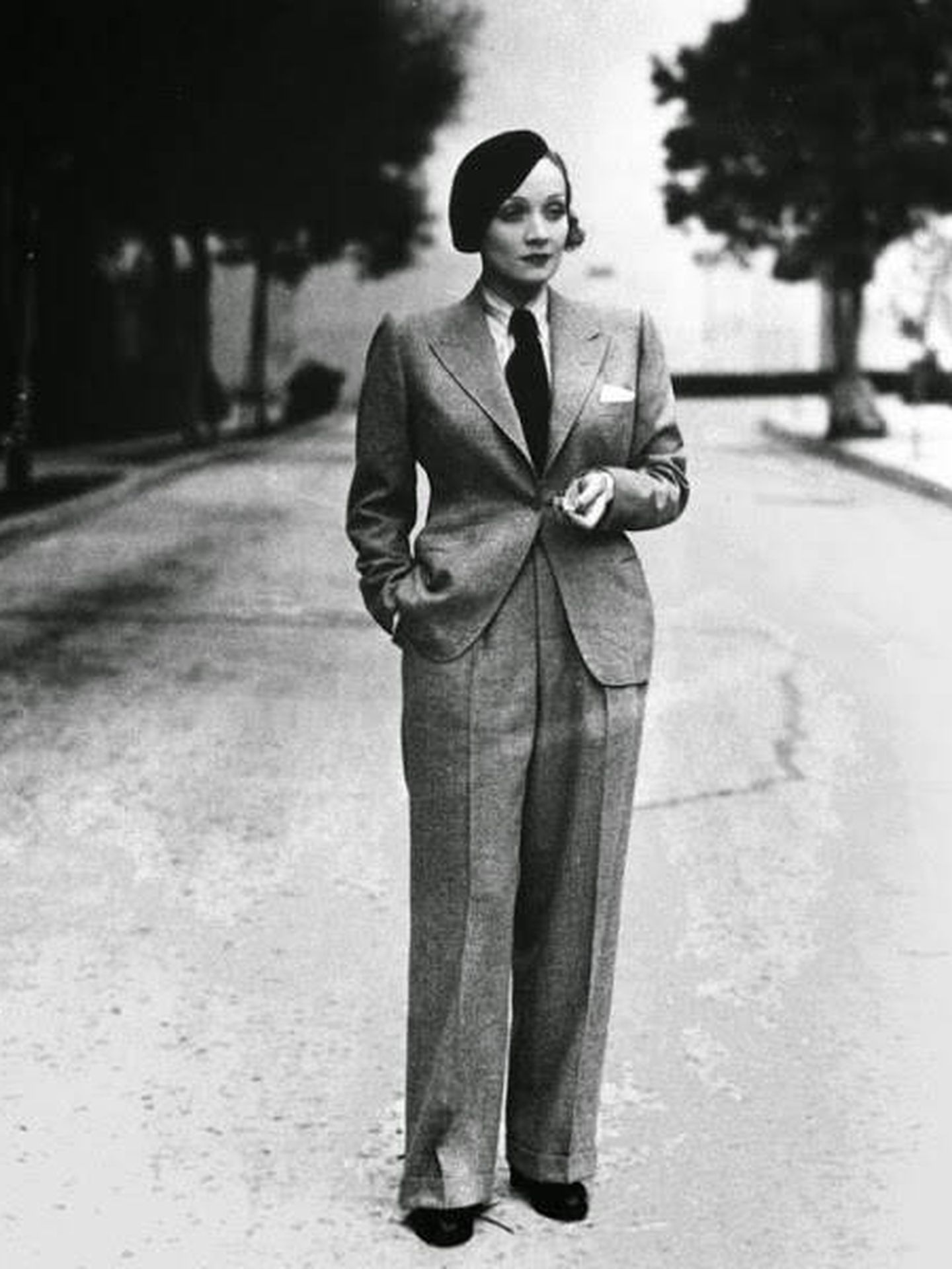 Mujer vestida por Coco Chanel en pantalones. 