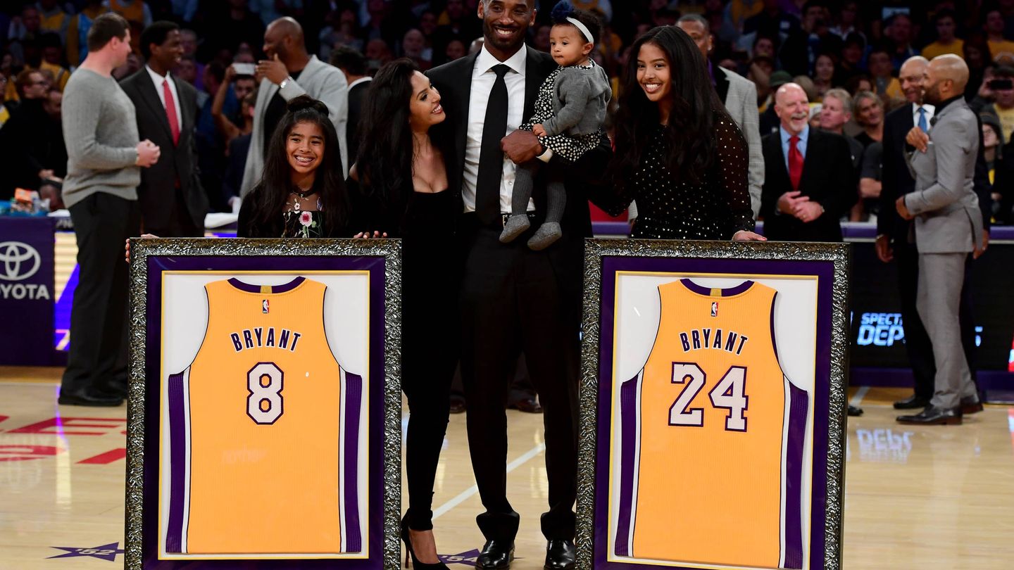El jugador y su familia, la noche en la que los Lakers retiraron sus camisetas. (Getty)