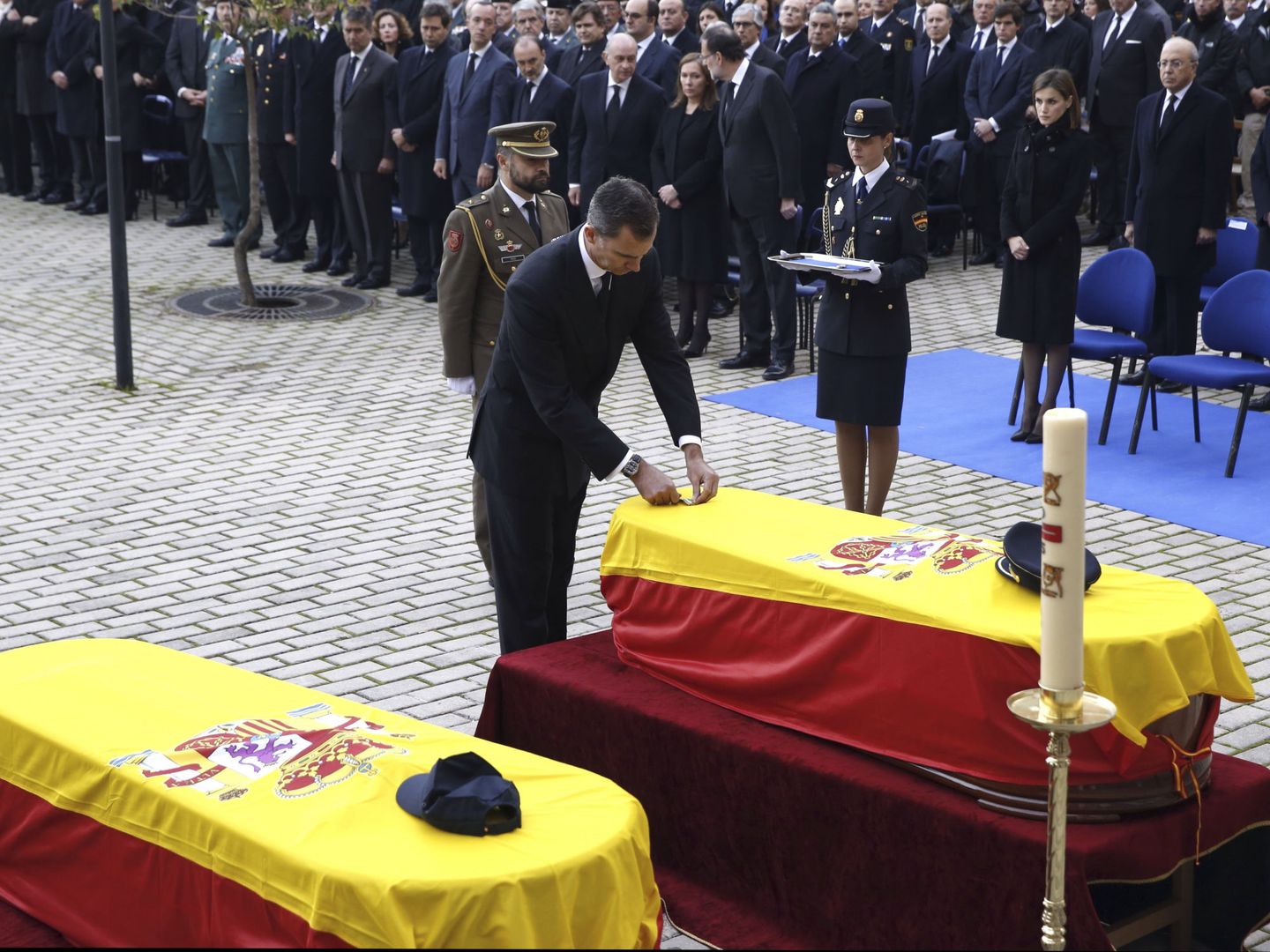 Felipe VI impone la cruz de oro al mérito policial a título póstumo a los policías fallecidos en el atentado. (EFE)