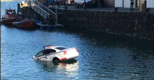 Foto: Un coche de la Ertzaintza, semihundido en el puerto de Donostia. (@VOSTeuskadi)