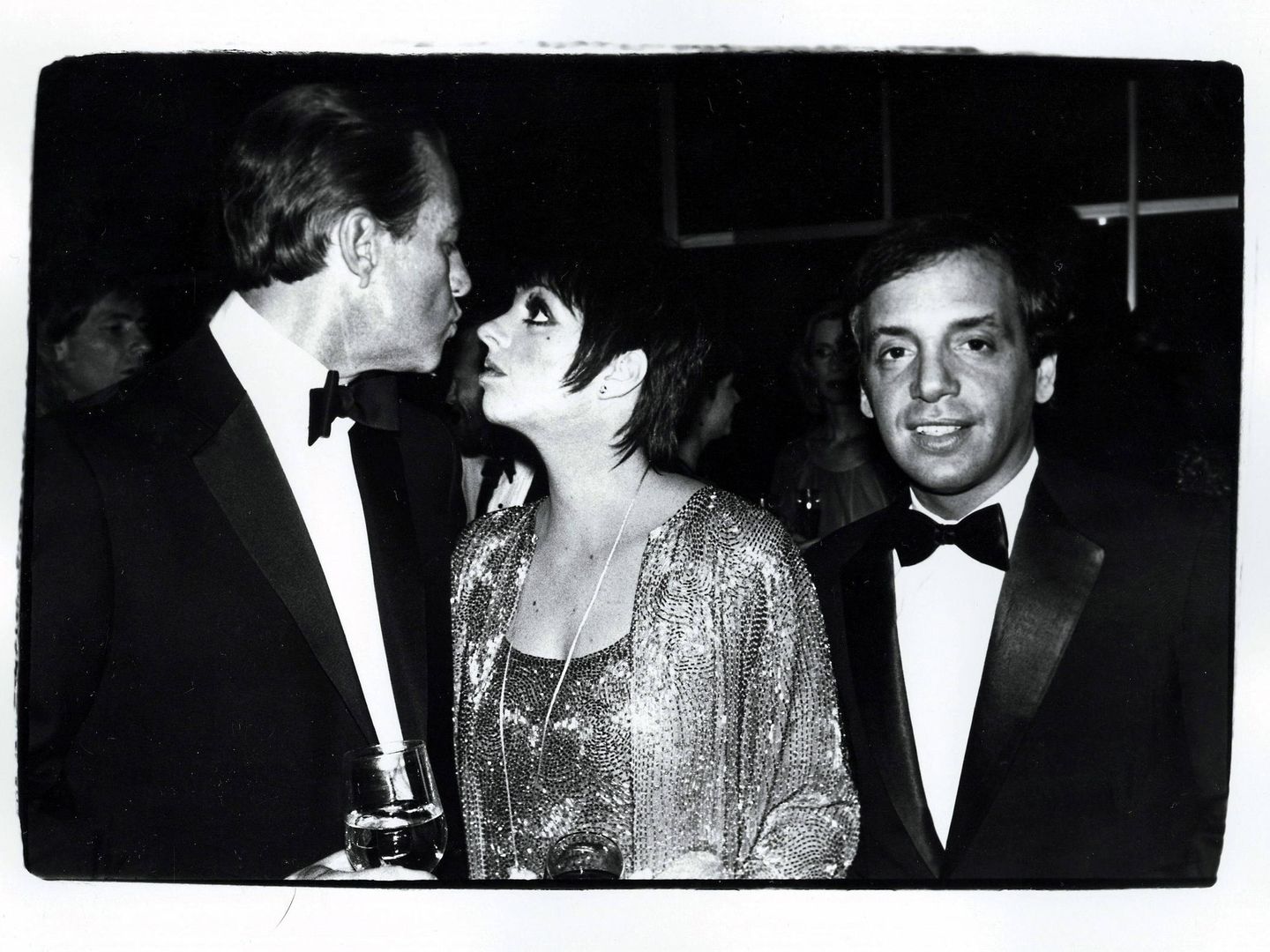 Fotografía sin fecha cedida que muestra  (de izq. a dcha.) al diseñador de moda Halston, la cantante Liza Minnelli y el dueño de la discoteca neoyorquina Studio 54, Steve Rubell. (EFE)
