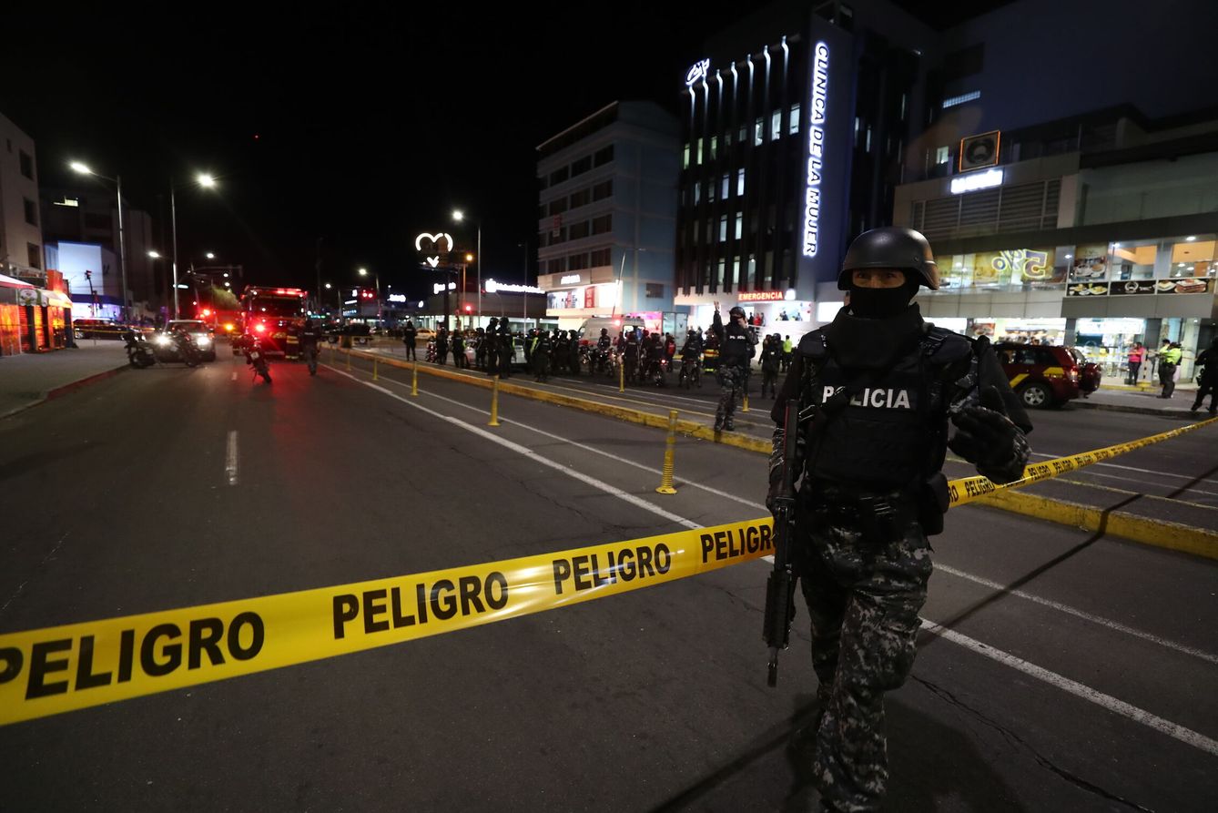 Policías hacen guardia en la Clínica de la Mujer, donde fue trasladado Fernando Villavicencio tras el tiroteo. (EFE/José Jácome)