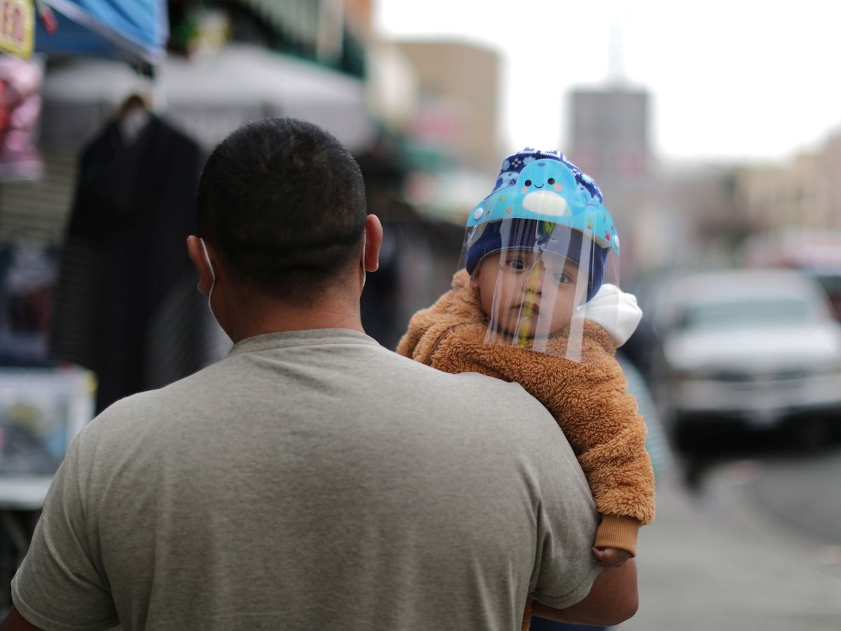 Foto: Un hombre con un bebé en Los Ángeles. (Reuters)