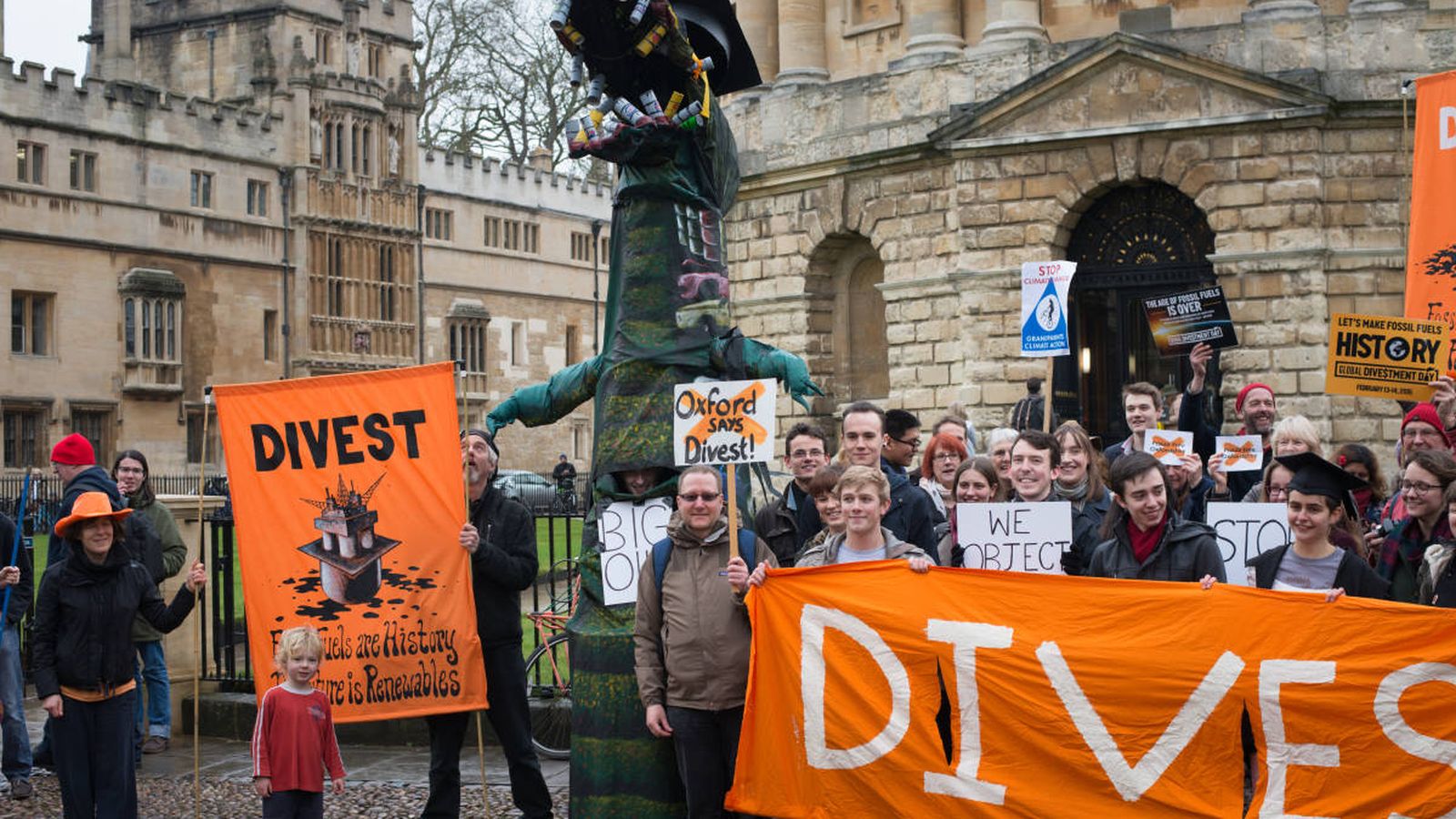 Foto: Protesta en Oxford en 2014 en contra de las inversiones en combustibles fósiles de la universidad. (Oxford Uni Fossil Free)