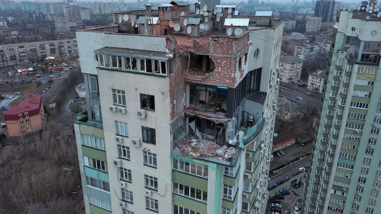 Foto: Vista de un edificio de apartamentos dañado durante un ataque ruso con drones. (Reuters/Valentyn Ogirenko)