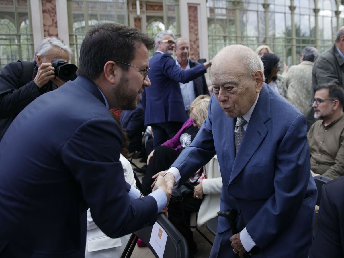 Foto: Pere Aragonès saluda a Jordi Pujol. (Europa Press)