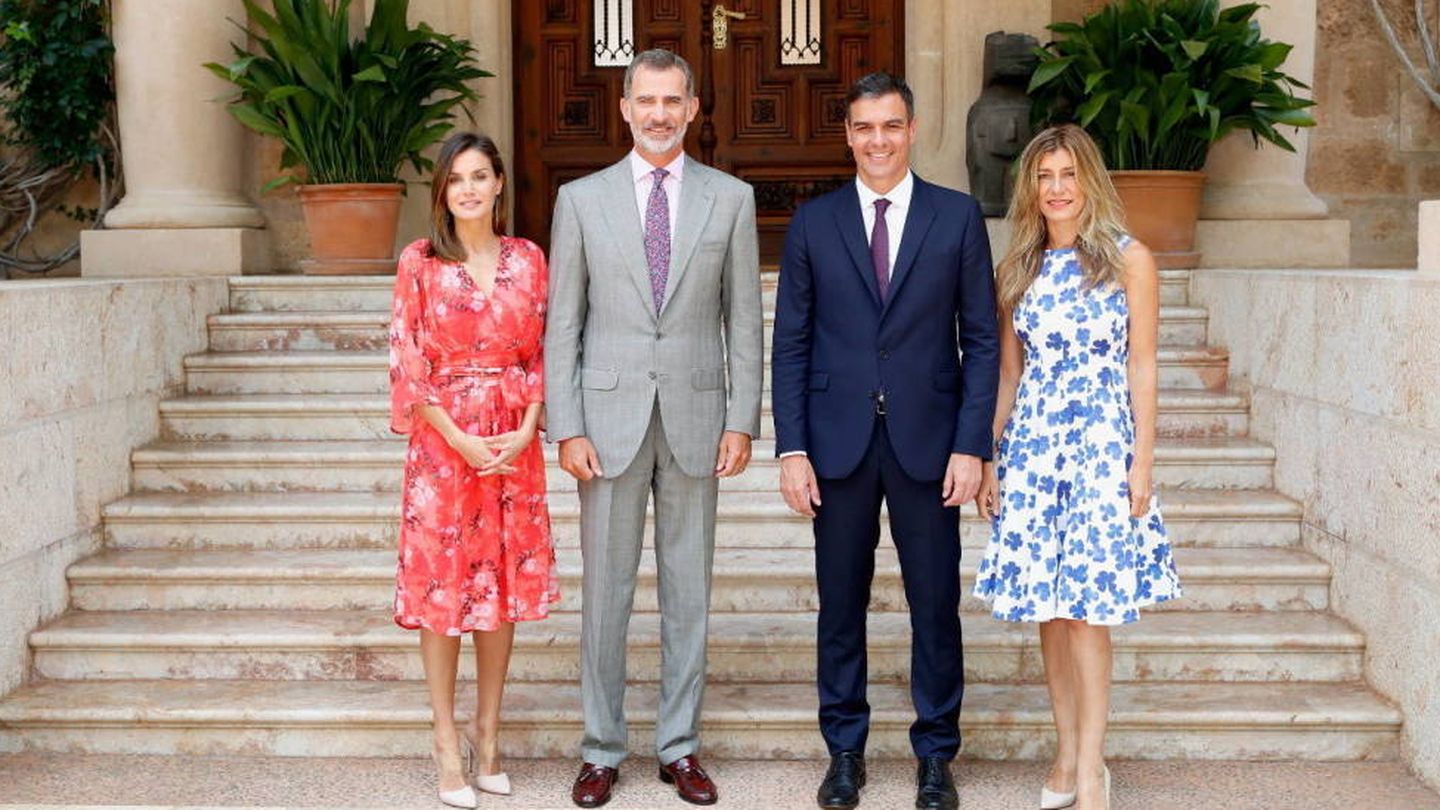 Begoña Gómez junto a su marido y los Reyes, este pasado verano. (Casa Real)