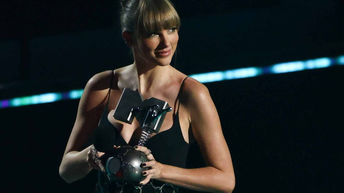 Los inolvidables looks 'bling bling' de Taylor Swift en los premios MTV