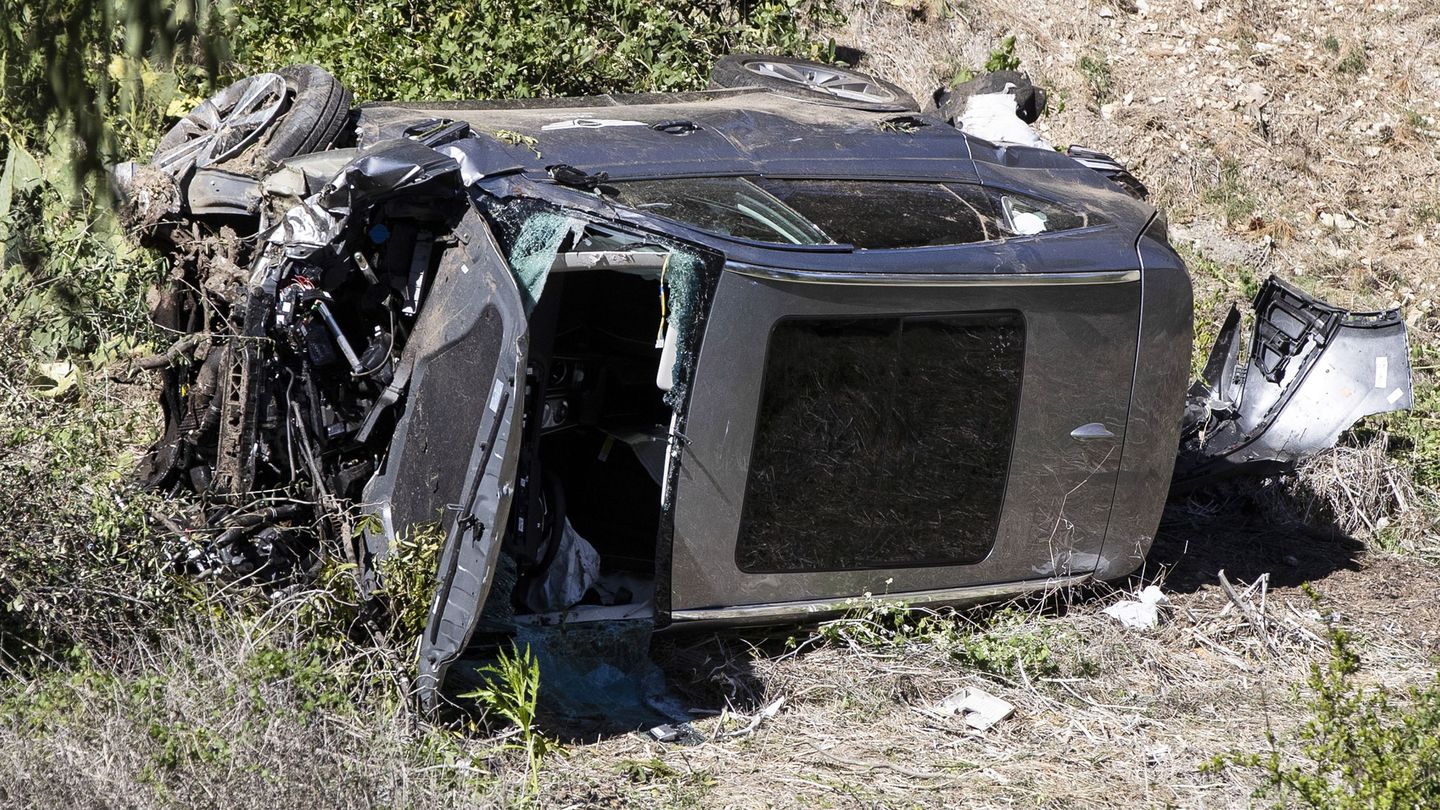 El vehículo de Tiger Woods después del accidente. (EFE)