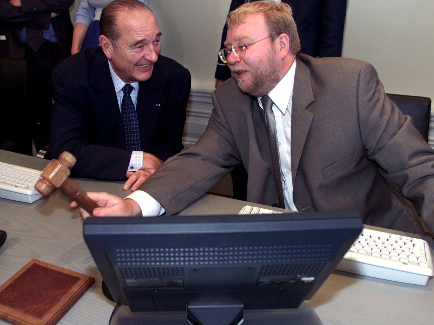 El ex primer ministro estonio Mart Laar muestra a Jacques Chiraq uno de los innovadores sistemas informáticos para funcionarios del año 2001. (Reuters)