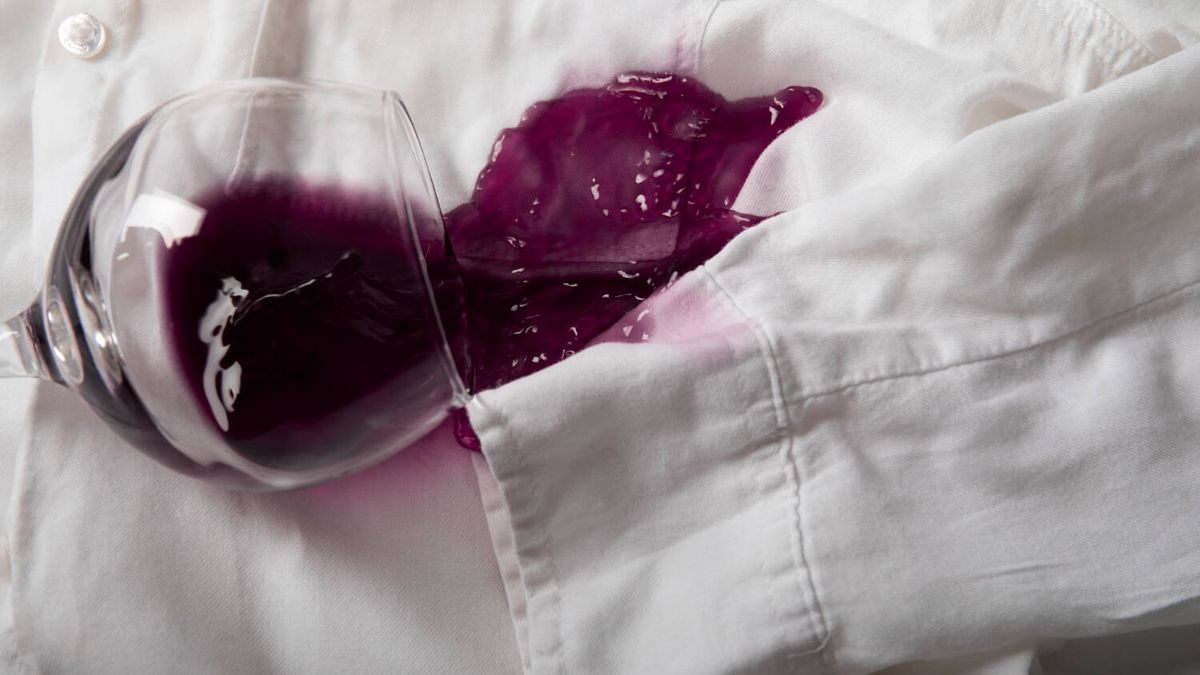 Cómo quitar las manchas de vino de las camisas