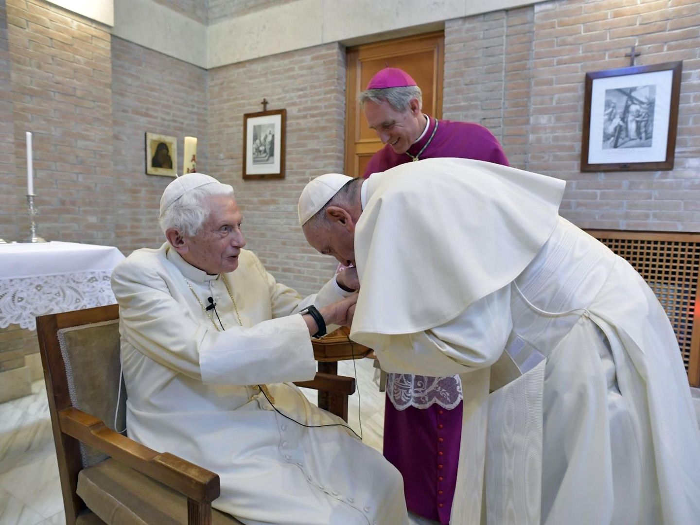 El Papa Francisco saludando a Benedicto XVI. (EFE/Vatican Media)