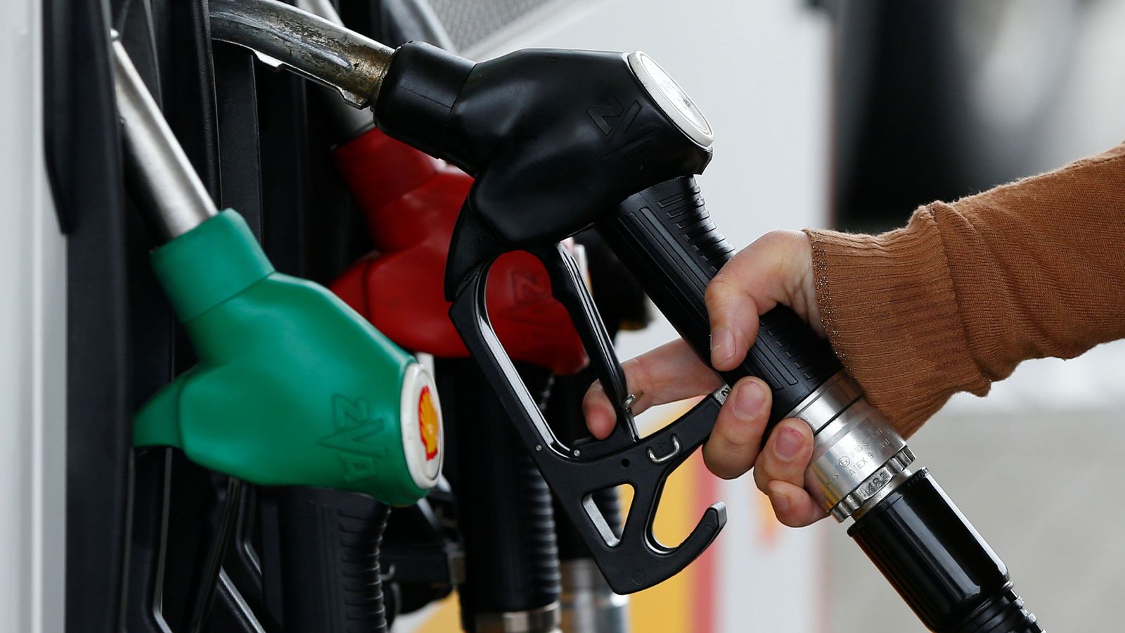 Foto: Un consumidor se prepara par aponer gasolina. (Reuters)
